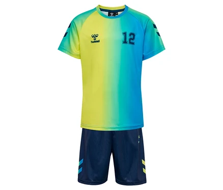 Das HUMMEL Kinder-Trikot-Set HMLSHIMMER, limette, bestehend aus Trikot mit Nummer 12 und marineblauer Hose, liegt auf einem weißen Untergrund.