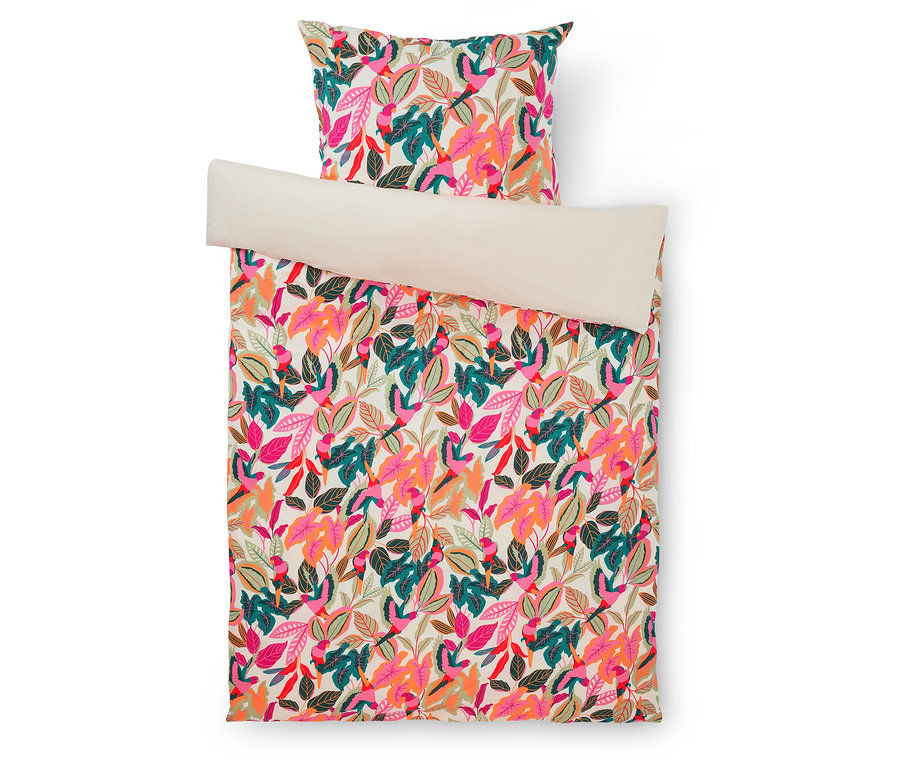 Buntes Bettwäscheset mit Blättermuster in Pink, Orange und Grün; die Decke ist oben umgeschlagen und zeigt die beige Unterseite.