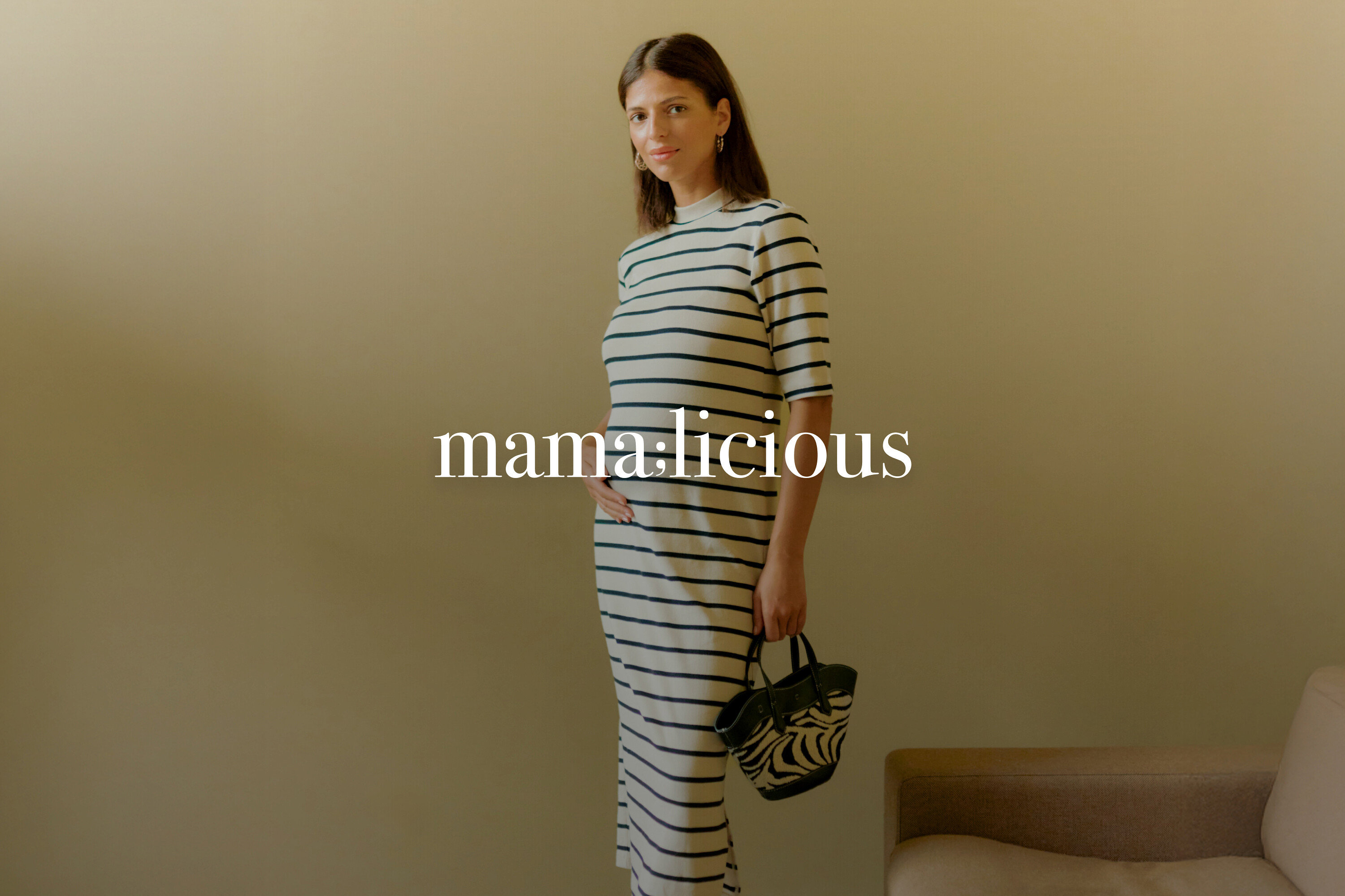 Schwangere Frau trägt ein gestreiftes Kleid und hält eine Zebra-Handtasche.