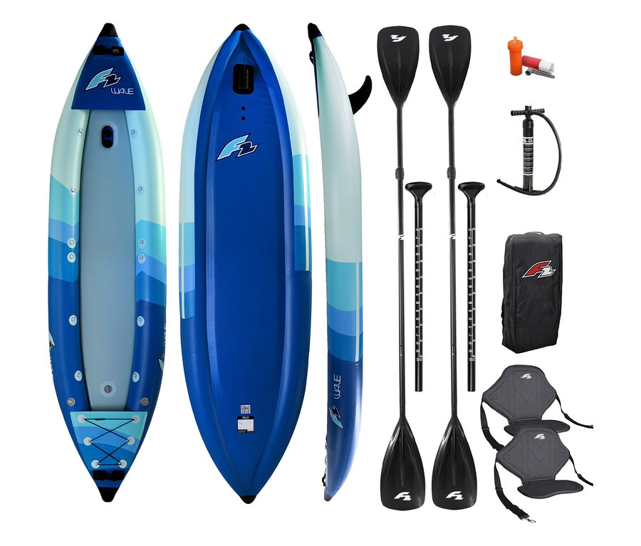 Drei Paddleboards in Blau und Türkis, zwei Paddel, eine Pumpe, ein Reparaturset, eine Tasche und zwei Sitze sind aufgereiht.