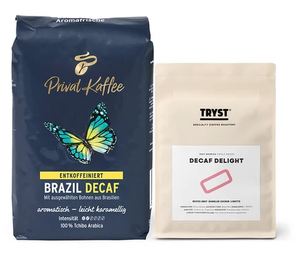 Zwei Kaffeepackungen: Links blaue Packung „Privat Kaffee Brazil Decaf“, rechts helle Packung „Tryst Decaf Delight“.