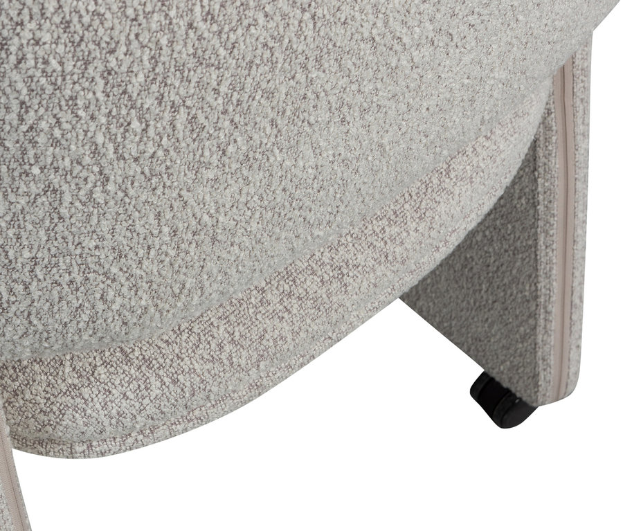 Detailansicht von Woood »Lyric« Esszimmerstuhl mit Rädern.