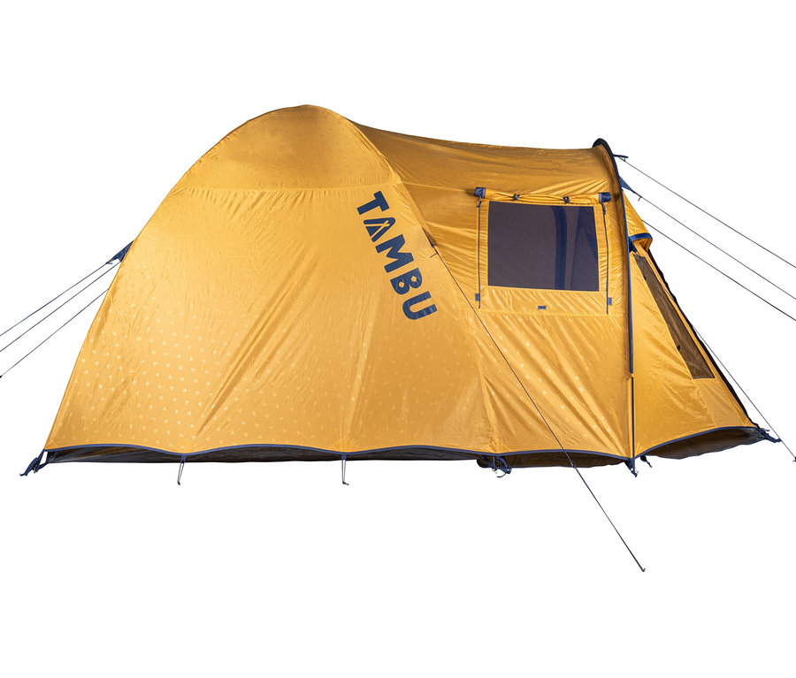 Gelbes Tambu »SETU 4« 4 Personen-Kuppelzelt steht auf einem Untergrund.