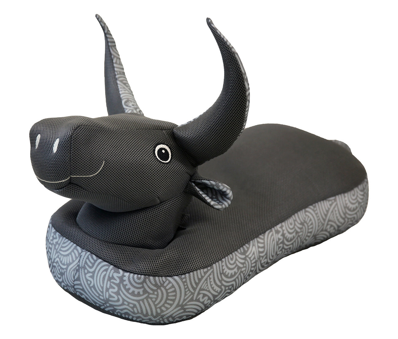 Graues Stofftier in Form eines Wasserbüffels mit Hörnern und gemustertem Sockel.