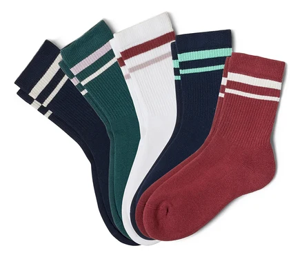 Fünf Paar Socken in Marineblau, Grün, Weiß und Burgunderrot liegen übereinander und zeigen jeweils zwei horizontale Streifen.