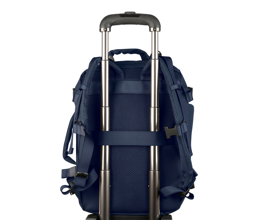 Blauer Tucano TUGO DRY Kabinenrucksack mit 15,6-Zoll-Laptopfach ist an einem Trolley befestigt.