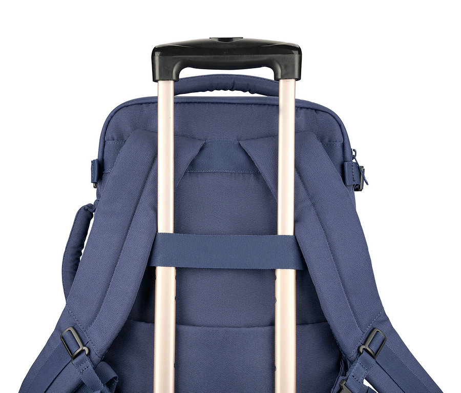 Nahaufnahme des Tucano TUGO Kabinenrucksacks mit Laptopfach, befestigt an einem Trolleygriff.