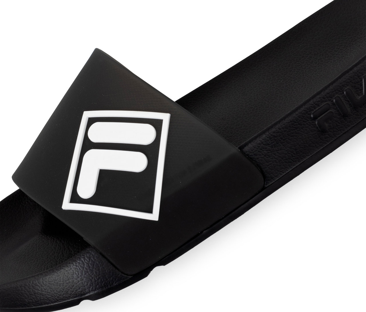 Schwarzer FILA Lugo Herren-Slipper mit weißem FILA-Logo auf dem Riemen.