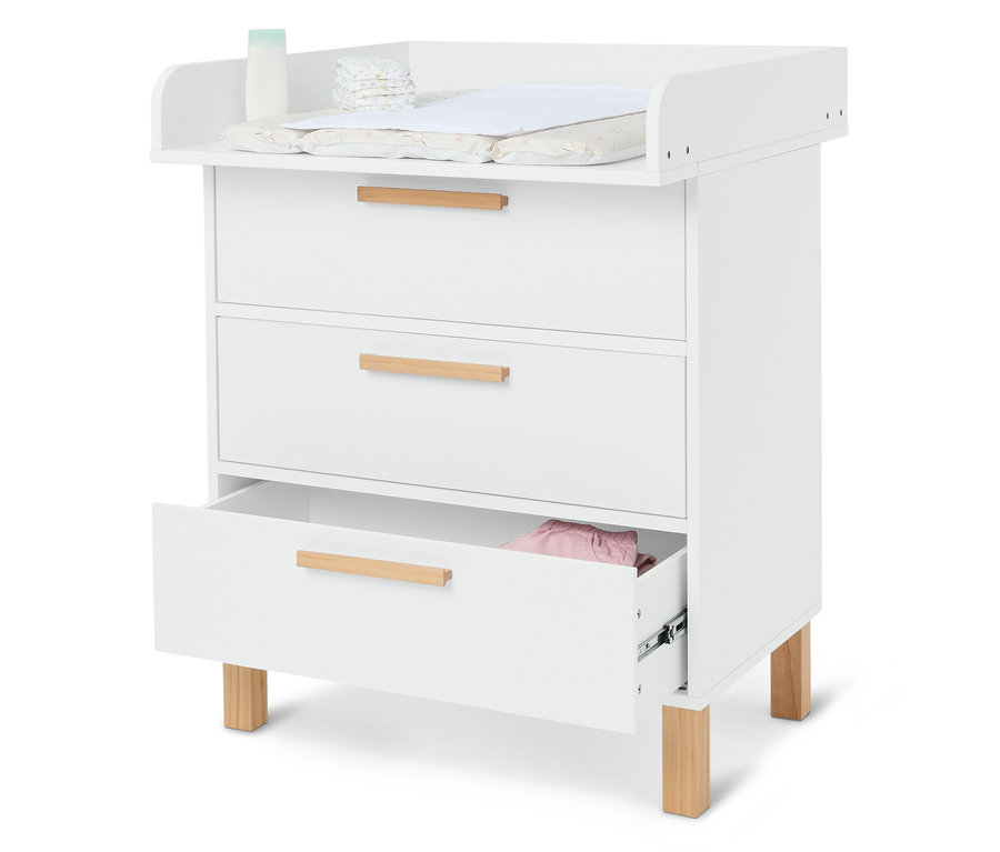 Weißer Wickeltisch mit drei Schubladen, Windeln, Creme und Wickelauflage.