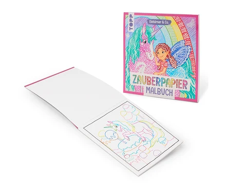 Ein offenes und ein geschlossenes Zauberpapier-Malbuch „Einhörner & Co“ liegen auf einer weißen Oberfläche. Das Cover des geschlossenen Buches zeigt ein Einhorn und eine Fee, während eine Seite des offenen Buches eine bunte Einhorn-Skizze darstellt.