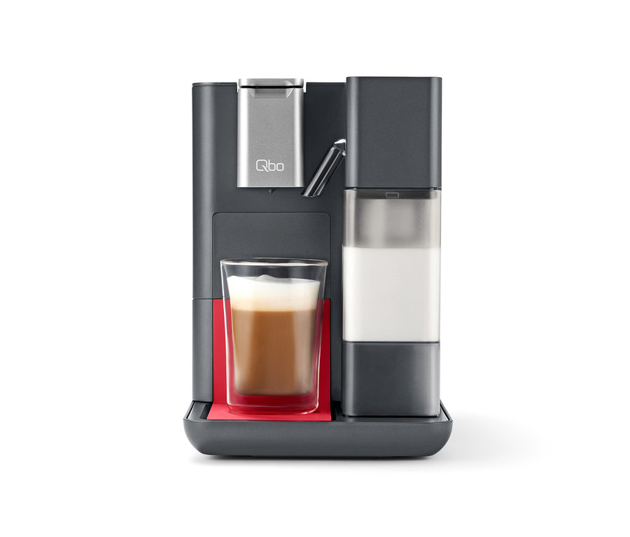 Qbo MILK MASTER Lipstick Red Kaffeemaschine mit Kaffee im Glas.