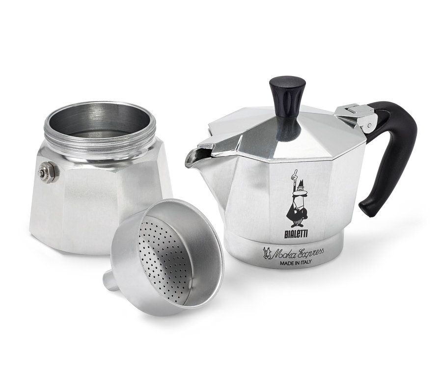 Ein silberner, zerlegter Espressokocher der Marke Bialetti steht auf einem weißen Hintergrund.