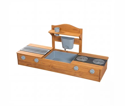 Holzspielküche mit grauem Spülbecken, Wasserhahn, schwarzem Kochfeld mit zwei Platten, Holzregal, zwei Tassen, Eimer, grauen Drehknöpfen und geriffelter Ablagefläche.