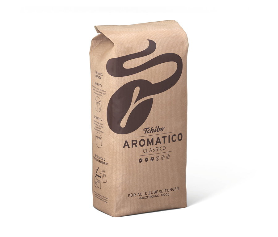 Braune Packung Tchibo AROMATICO CLASSICO Kaffee, 1000g ganze Bohne, mit großem stilisiertem Kaffeebohnen-Logo, Stärkeanzeige (2 von 6 Bohnen) und Öffnungsanleitung.