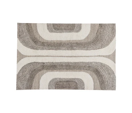 Rechteckiger Teppich mit geometrischem Muster aus geschwungenen Linien in Beige, Weiß und Braun.