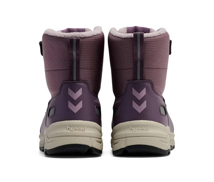 Zwei pflaumenfarbene hummel® Schneestiefel Snow Boot Tex von hinten, mit beigen Sohlen, reflektierenden Streifen und Markenlogo.