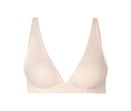 Heller beiger Soft-Cup-BH mit dreieckigen Cups und dezentem Spitzenmuster, flach auf weißem Hintergrund dargestellt.