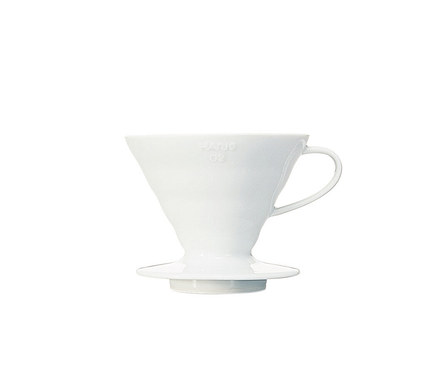 Weißer HARIO V60 Keramikfilter auf weißem Hintergrund.