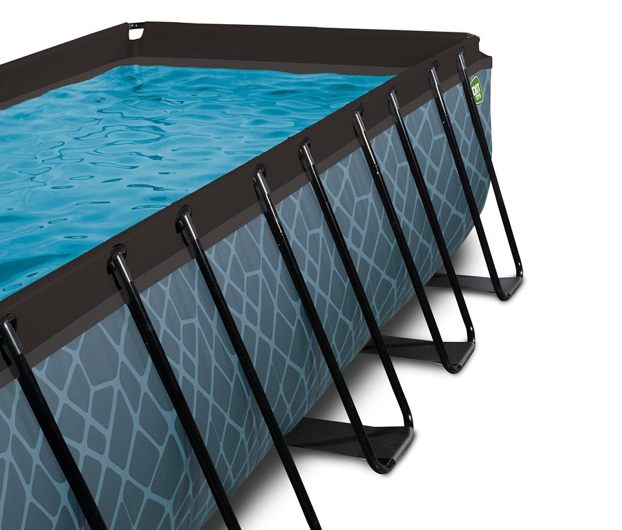 Rechteckiges EXIT Pool-Set mit blauem Wasser, Steinoptik an den Wänden und schwarzen Stützbeinen.