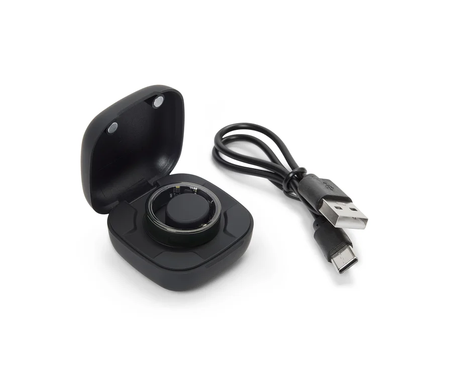 Schwarzer Smartring in geöffnetem Ladeetui mit schwarzem Ladekabel.