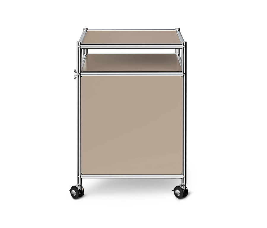 Kleiner beiger Rollcontainer mit Chromrahmen, zwei offenen Fächern oben und einem geschlossenen Fach unten auf Rollen.