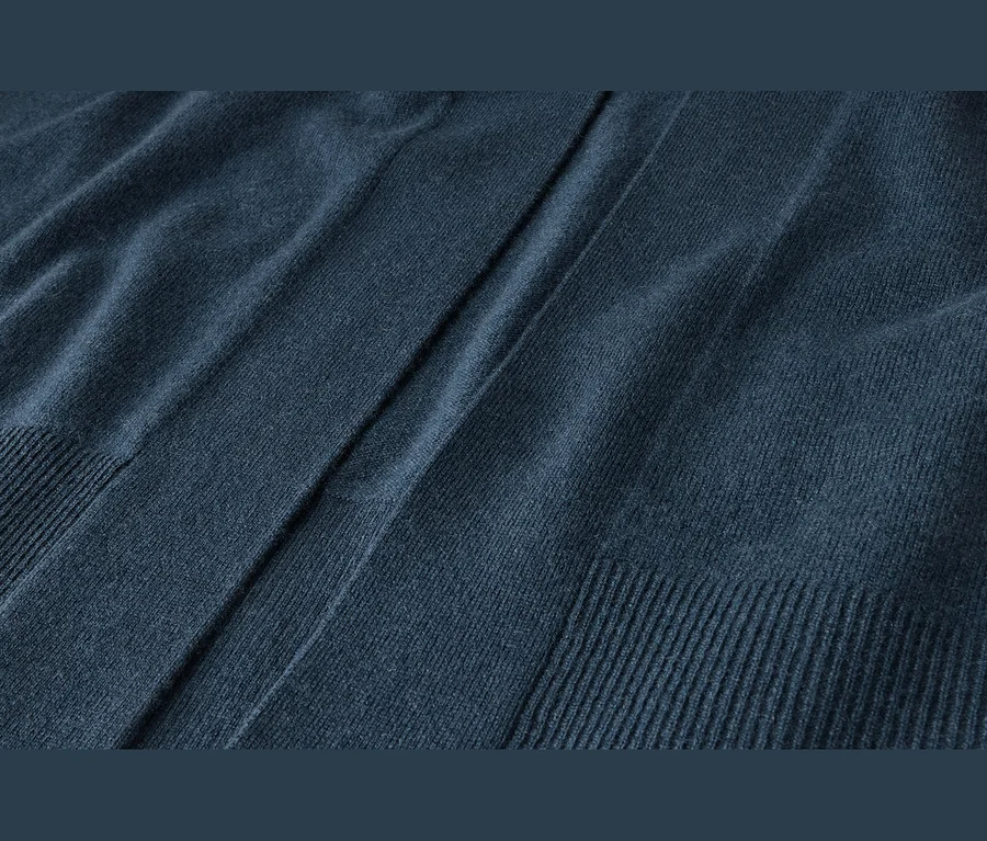 Dunkelblauer Strickstoff mit weicher Textur, Falten und gerippten Kanten.