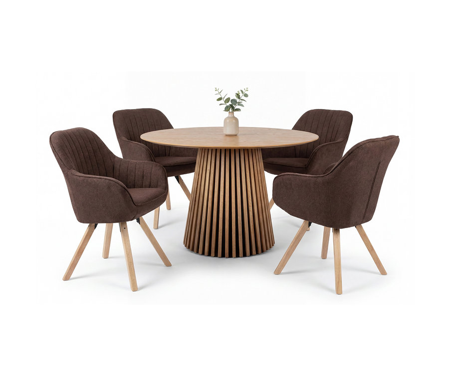 Ein runder Holztisch mit vier dunkelbraunen deVries Diningsessel »Matera« Stühlen. Auf dem Tisch steht eine kleine Vase mit einer Pflanze.