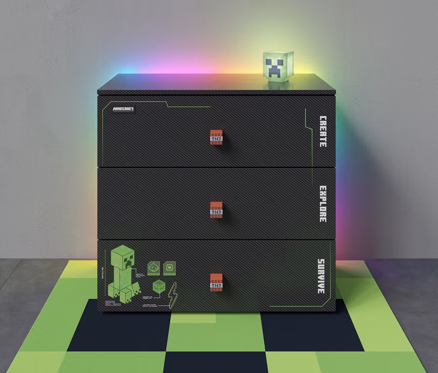 Schwarze Kommode mit drei Schubladen, Minecraft-Motiven und TNT-Knäufen, auf einem Schachbrettmuster-Teppich.