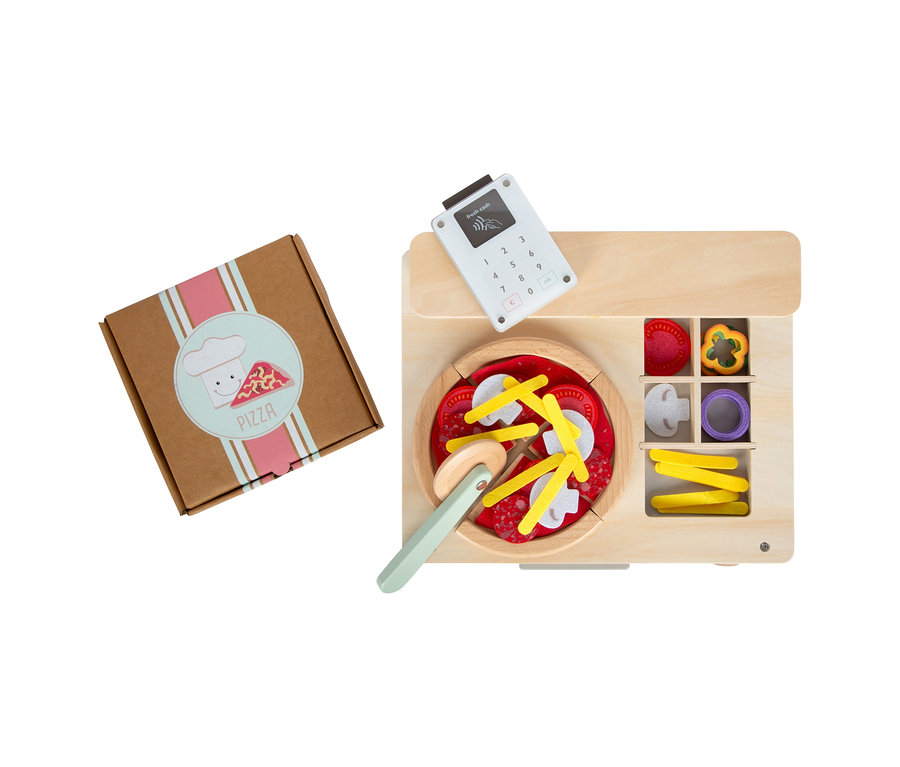 Pizza in Schachtel und hölzerner Spielzeug-Tresen mit Pizza, Pizzaschneider und Fächern mit Zutaten.