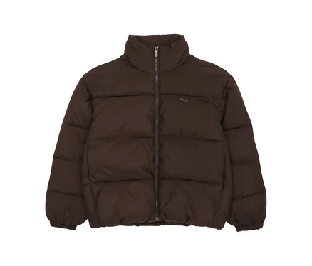 Braune FILA Damen-Steppjacke mit hohem Kragen, Reißverschluss und Logo auf der Brust.