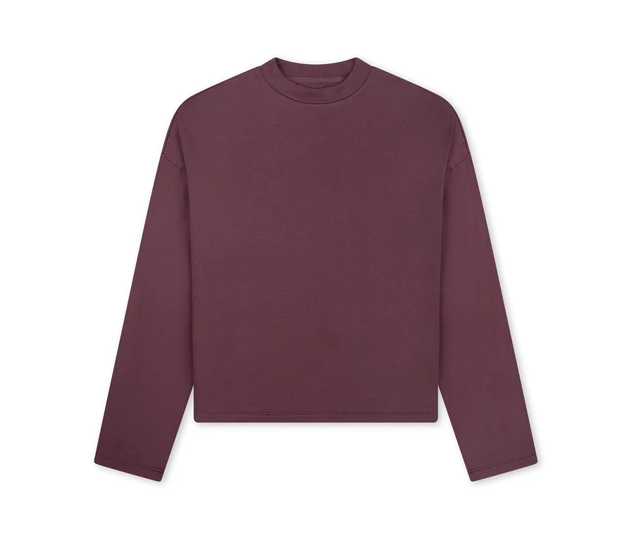 Dunkelrotes Langarmshirt mit Rundhalsausschnitt.