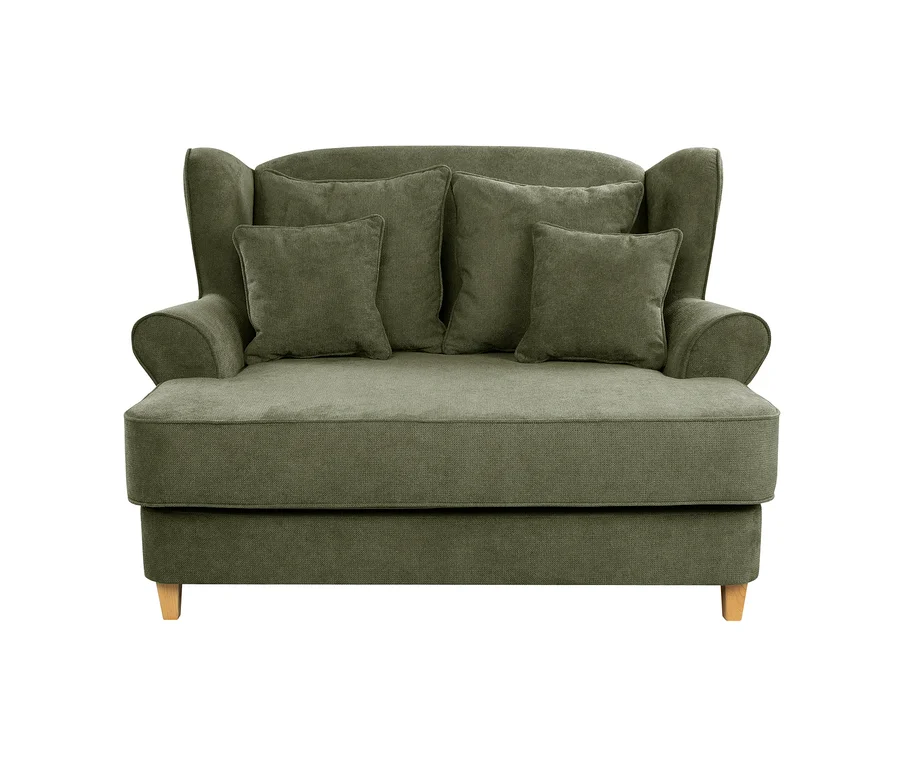 Olivgrünes Zweisitzer-Sofa mit hoher Ohrenlehne. Vier passende Kissen liegen auf der Rückenlehne. Es steht auf kurzen Holzbeinen.