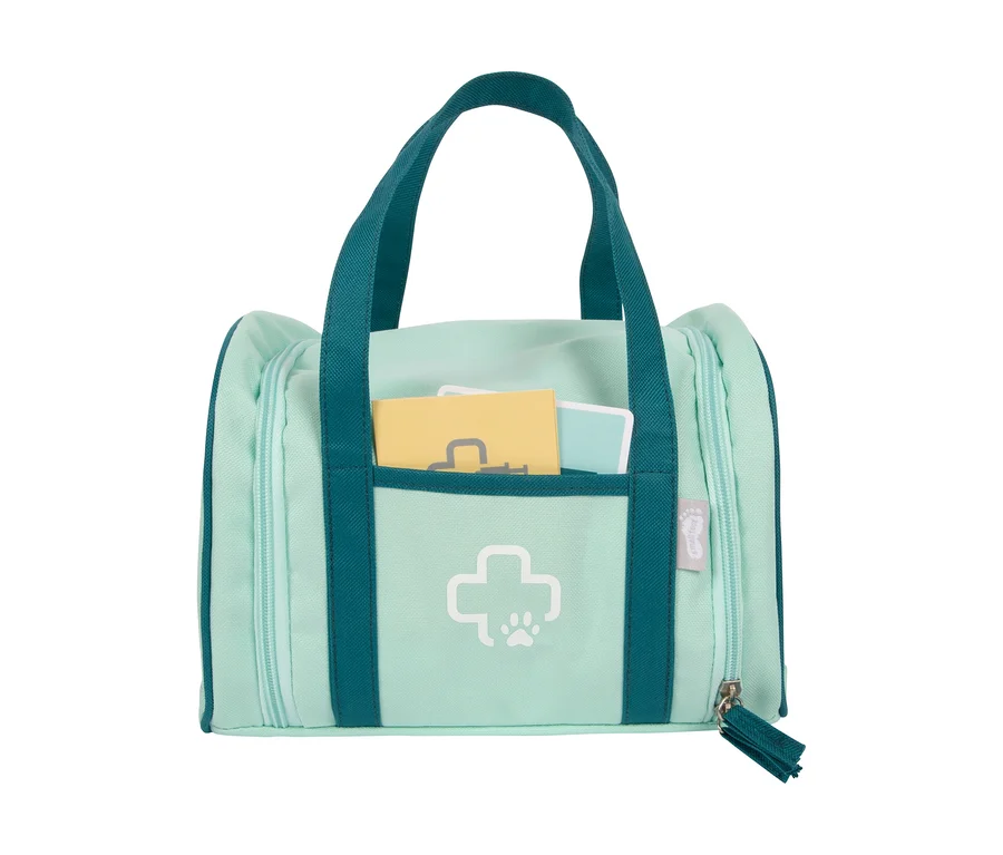 Mintgrüne small foot Tierarzt-Set »Hund« Tasche mit türkisen Griffen, einem weissen Kreuz- und Pfotenabdruck-Logo und herausragenden Karten aus der Vordertasche.