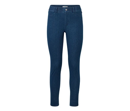 Blaue, eng anliegende Jeans mit zwei Taschen und einem Knopfverschluss.
