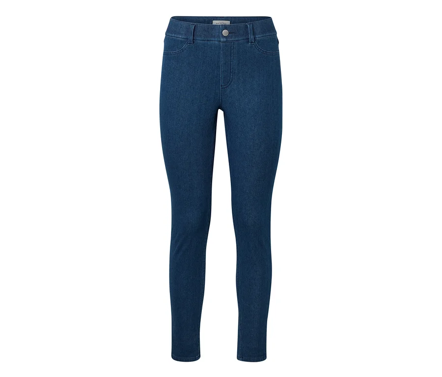 Blaue, eng anliegende Jeans mit zwei Taschen und einem Knopfverschluss.