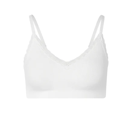 Weißes, geripptes Bralette mit Spitze und verstellbaren Trägern vor weißem Hintergrund.