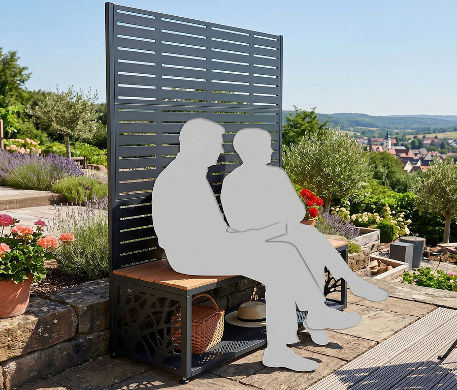 Sichtschutz mit Sitzbank und Kaminholzregal aus dunklem Metall und Holzlatten, auf dem zwei Silhouetten in einem Garten mit Dorfansicht sitzen.