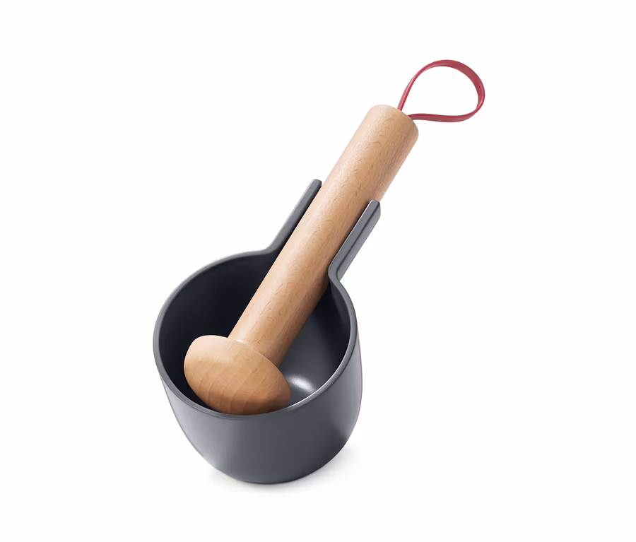 Grauer Mörser mit Holzstößel.