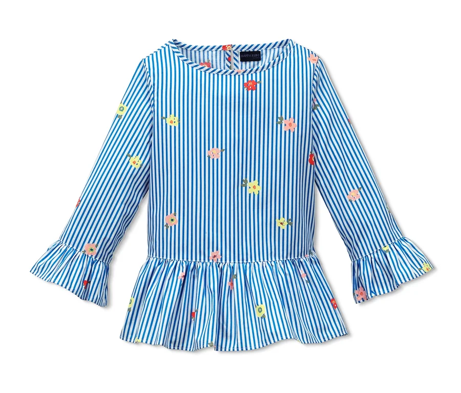 Eine blau gestreifte Bluse mit Blumen.