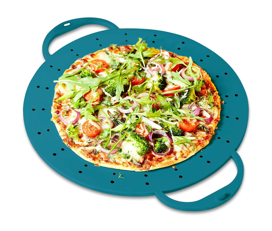 Pizza mit Brokkoli und Tomaten auf einem blauen 3-in-1-Pfannenspritzschutz.
