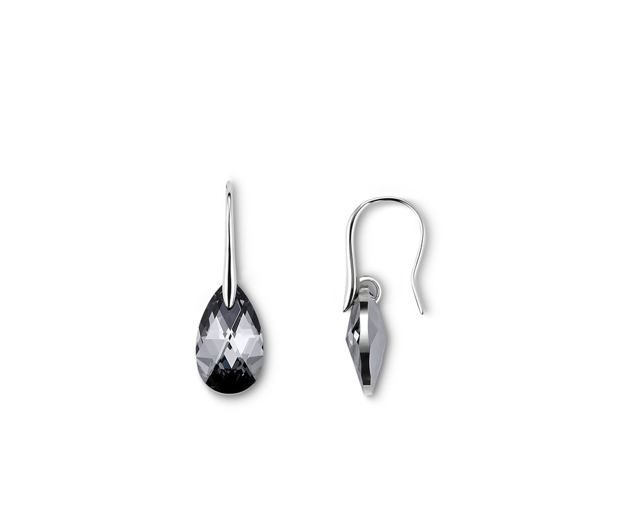 Zwei Ohrhänger verziert mit Swarovski® Kristallen auf weißem Hintergrund.