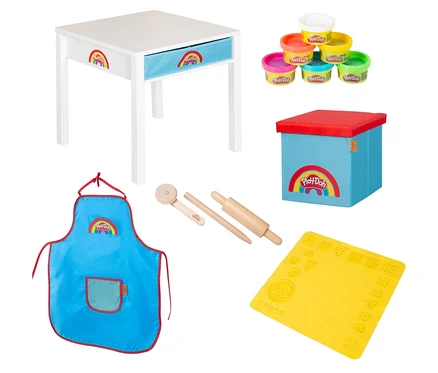 Aufnahme von Play-Doh-Spielzeug, darunter ein Tisch, Knete, eine Aufbewahrungsbox, eine Schürze, Werkzeuge und eine Matte.
