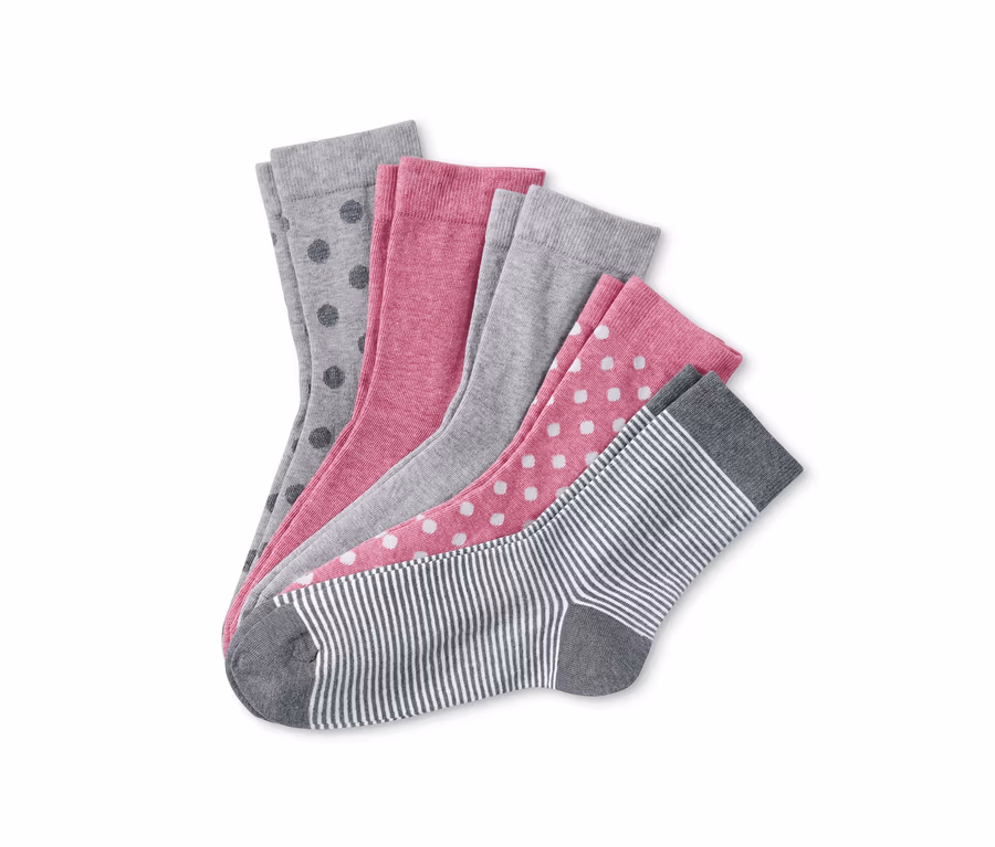 Fünf Paar Socken in verschiedenen Mustern: Grau mit Punkten, Rosa, Grau, Rosa mit Punkten und gestreift.