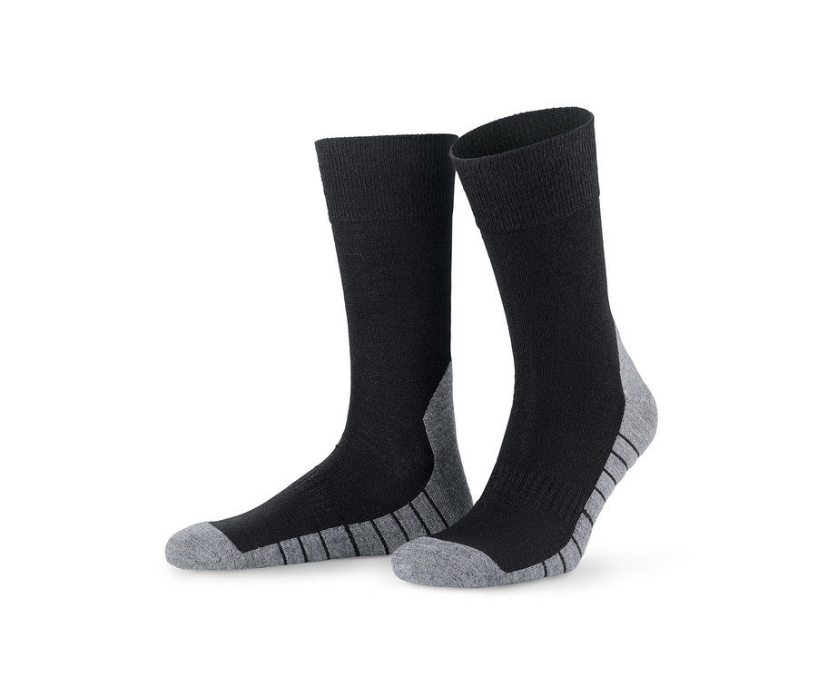 Zwei Paar schwarze und graue Outdoorsocken.