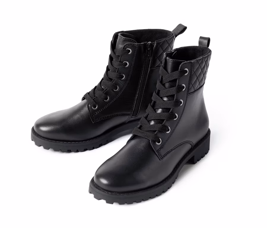 Zwei Leder-Boots auf weißem Hintergrund.