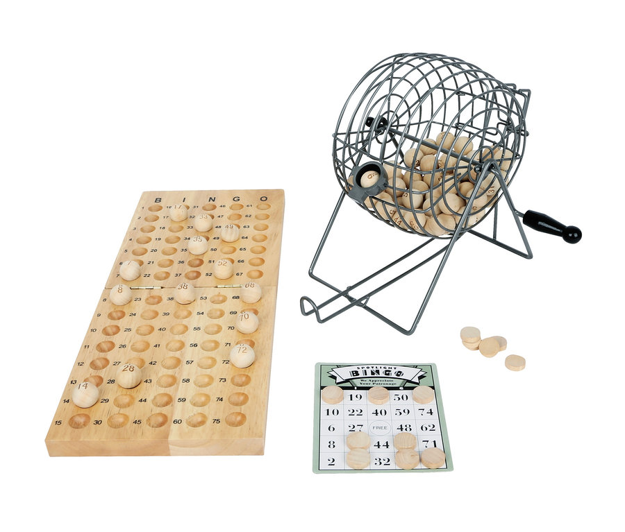 Ein Bingo-Spielset mit einem Holzbrett mit nummerierten Kugeln, einem Metallkäfig mit einer Kurbel voller Holzkugeln und einer Bingokarte mit Holzmarkern.