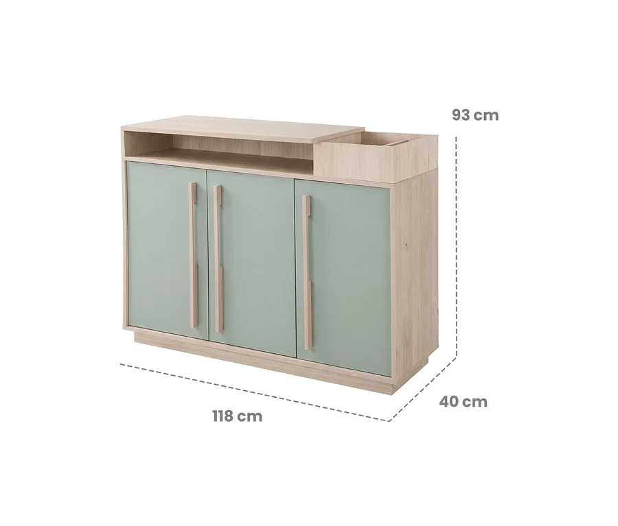 Eine Kommode aus hellem Holzdekor mit drei mintgrünen Türen und Holzgriffen. Oben befinden sich ein offenes Ablagefach und ein kleiner Behälter. Maße: 118 cm breit, 93 cm hoch, 40 cm tief.