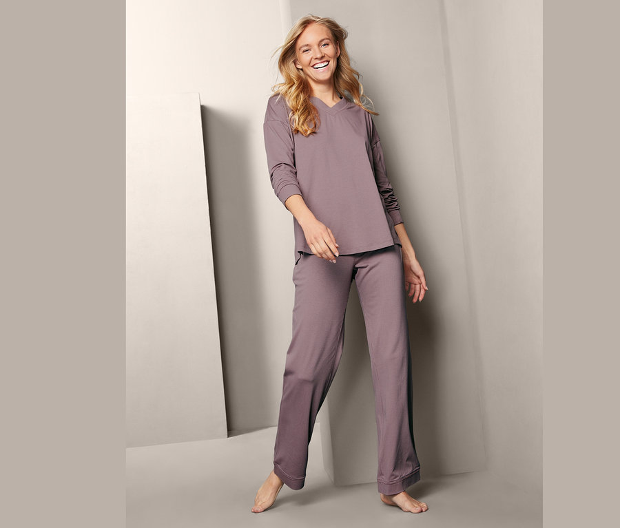 Frau trägt einen Pyjama.