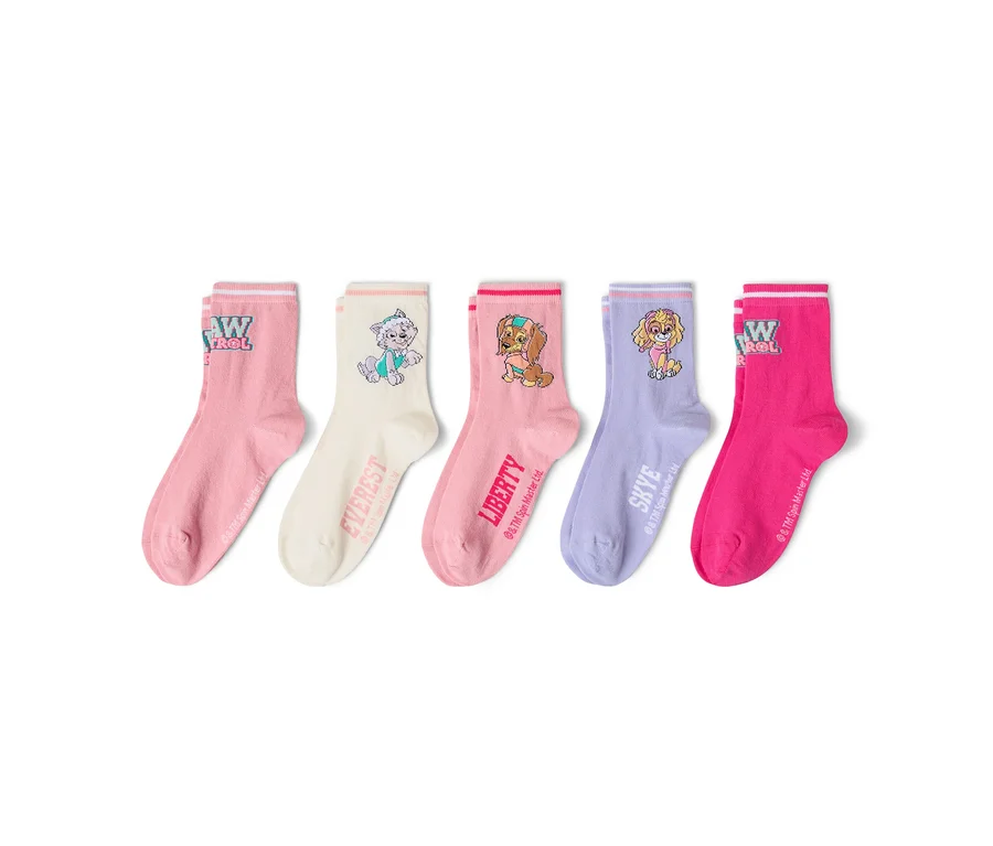 Fünf Sockenpaare in verschiedenen Farben mit Paw Patrol-Motiven liegen nebeneinander.