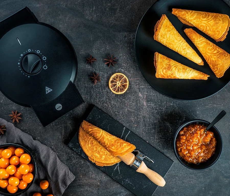Krumkake, gebacken im WILFA Norwegisches Krumkakeeisen ØSTERDAL, serviert mit Marmelade und Physalis.
